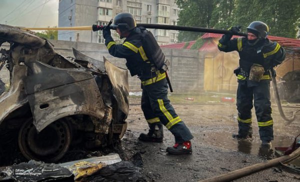 В Николаеве из-за неизвестной взрывчатки загорелись авто: пять спасателей пострадали В Николаеве из-за неизвестной взрывчатки загорелись авто: пять спасателей пострадали