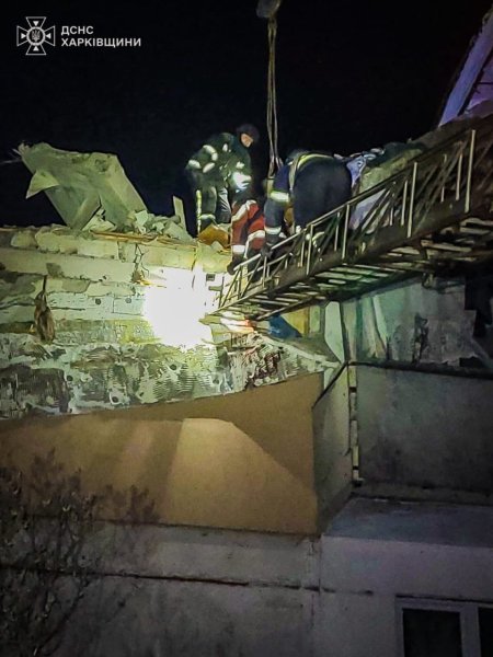 Окупанти скинули авіабомбу на багатоповерхівку у Куп'янську, загинула жінка
                                