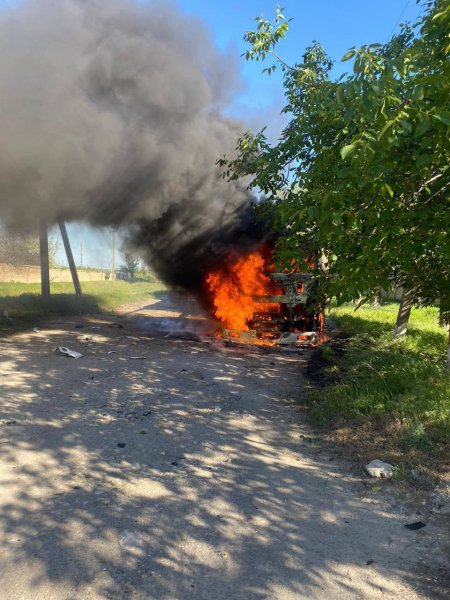 На Херсонщині росіяни атакували дронами вантажівку з питною водою
На Херсонщині росіяни атакували дронами вантажівку з питною водою