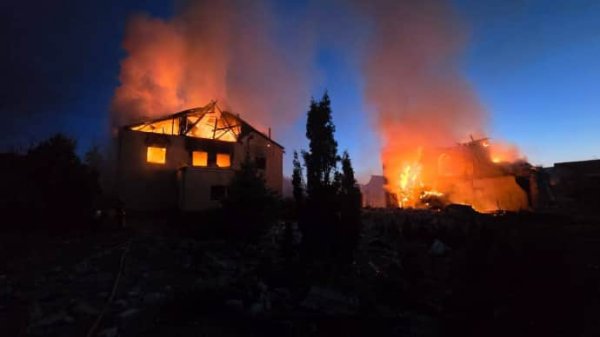В Харькове после обстрела горели 3 дома: пострадали женщина и ребенок В Харькове после обстрела горели 3 дома: пострадали женщина и ребенок