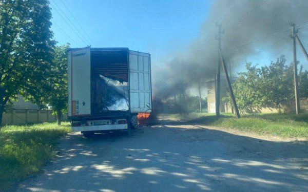 На Херсонщині росіяни атакували дронами вантажівку з питною водою
На Херсонщині росіяни атакували дронами вантажівку з питною водою