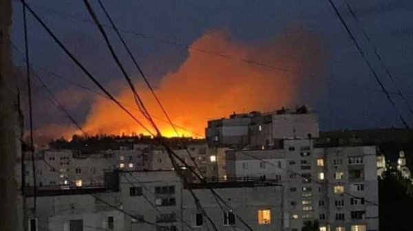 СМИ показали спутниковые снимки последствий удара по Луганску СМИ показали спутниковые снимки последствий удара по Луганску