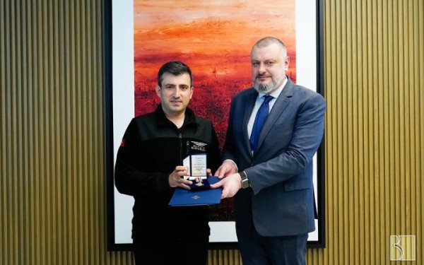 Брати Байрактари отримали відзнаки від секретаря РНБО України
Брати Байрактари отримали відзнаки від секретаря РНБО України