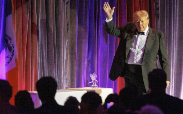 ЗМІ: Трамп заявив, що міг би бомбити Москву, якби був президентом
ЗМІ: Трамп заявив, що міг би бомбити Москву, якби був президентом