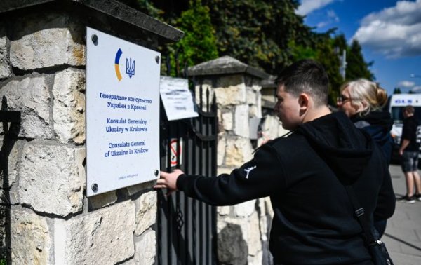 Дали лише 30 днів. Українців за кордоном зобов'язали повернутися та стати на облік у ТЦК
Дали лише 30 днів. Українців за кордоном зобов'язали повернутися та стати на облік у ТЦК
