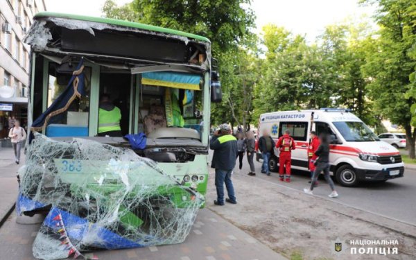 У Черкасах пожежна машина протаранила тролейбус: двоє постраждалих
У Черкасах пожежна машина протаранила тролейбус: двоє постраждалих