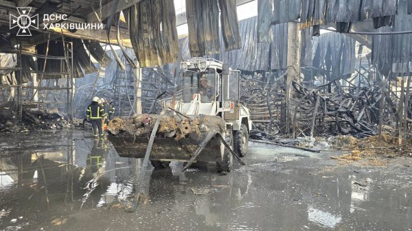 У Харкові після авіаудару загасили пожежу в "Епіцентрі", кількість жертв зростає (оновлено)
У Харкові після авіаудару загасили пожежу в "Епіцентрі", кількість жертв зростає (оновлено)