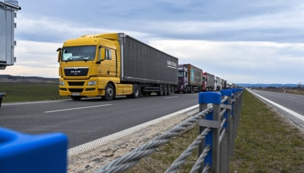 За рік послугою єЧерга для перетину кордону скористалися 900 тисяч вантажівок За рік послугою єЧерга для перетину кордону скористалися 900 тисяч вантажівок