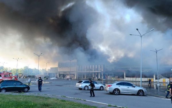 Обстріл "Епіцентру" в Харкові: з'явилося відео моменту влучання
Обстріл "Епіцентру" в Харкові: з'явилося відео моменту влучання
