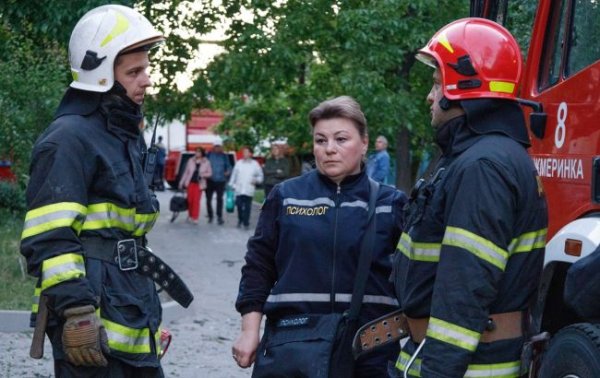 У Жмеринці через падіння уламків дрона пошкоджені десять будинків: ДСНС показала наслідки
У Жмеринці через падіння уламків дрона пошкоджені десять будинків: ДСНС показала наслідки