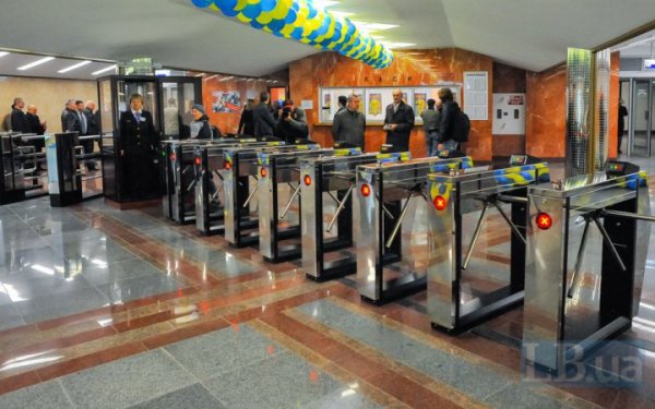У метро Києва стався збій: на турнікетах недоступна оплата проїзду банківською карткою
У метро Києва стався збій: на турнікетах недоступна оплата проїзду банківською карткою