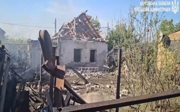 Росіяни вдарили по центру Херсона, знищені будинки
Росіяни вдарили по центру Херсона, знищені будинки
