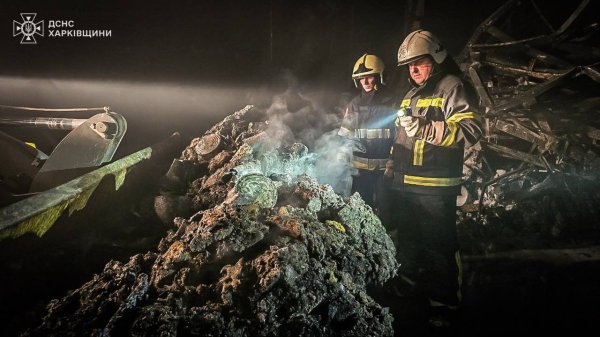 У Харкові після авіаудару загасили пожежу в "Епіцентрі", кількість жертв зростає (оновлено)
У Харкові після авіаудару загасили пожежу в "Епіцентрі", кількість жертв зростає (оновлено)