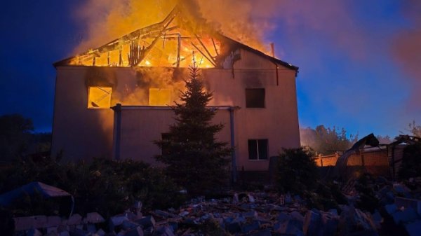 В Харькове после обстрела горели 3 дома: пострадали женщина и ребенок В Харькове после обстрела горели 3 дома: пострадали женщина и ребенок