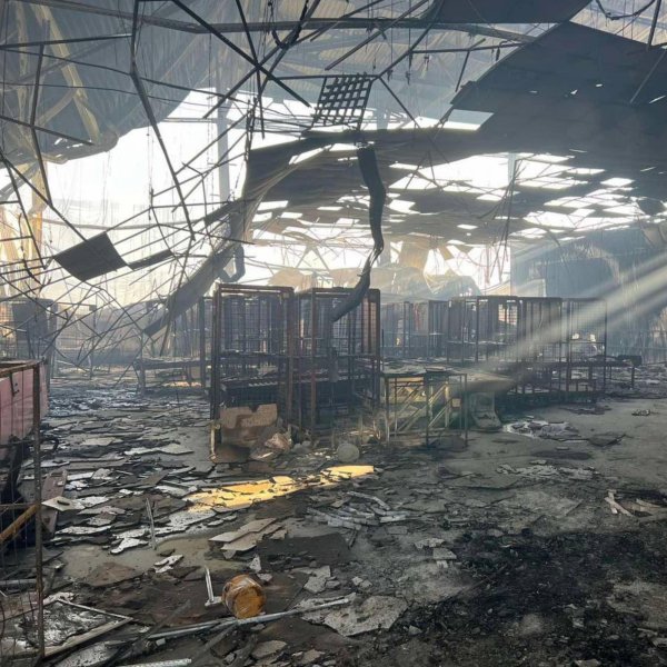 Згоріли сотні посилок. Який вигляд має депо "Нової пошти" в Одесі після удару РФ
Згоріли сотні посилок. Який вигляд має депо "Нової пошти" в Одесі після удару РФ