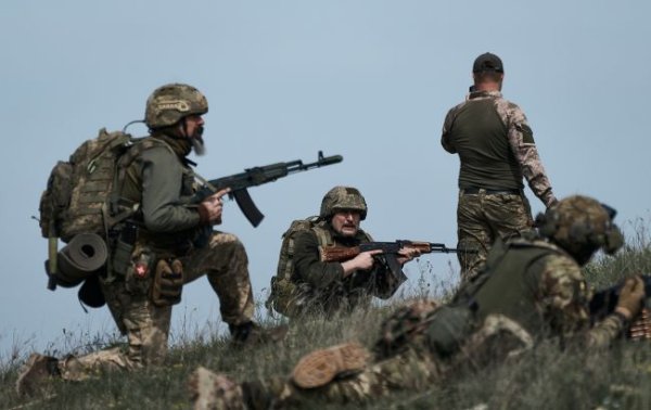 Генштаб: РФ хоче вклинитися в оборону ЗСУ в районі Очеретиного, там тривають атаки
Генштаб: РФ хоче вклинитися в оборону ЗСУ в районі Очеретиного, там тривають атаки