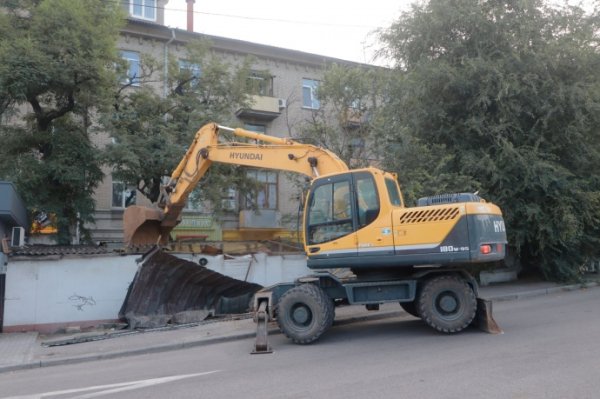 В Днепре коммунальщиков, которые сносили МАФы, забросали камнями