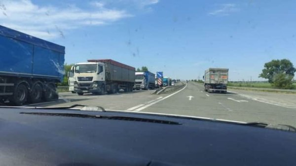 В Одесской области дальнобойщики перекрывали трассу Киев-Одесса из-за мобилизации В Одесской области дальнобойщики перекрывали трассу Киев-Одесса из-за мобилизации