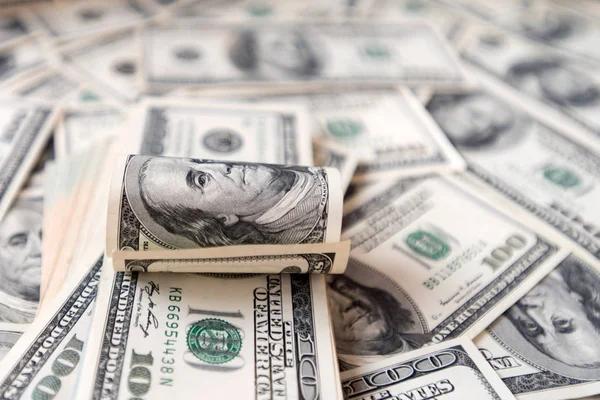 Курс валют на 2 мая: доллар в банках подешевел
Курс валют на 2 мая: доллар в банках подешевел