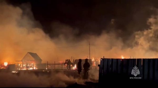 В российском Улан-Удэ лесной пожар перекинулся на жилые дома, население эвакуируют В российском Улан-Удэ лесной пожар перекинулся на жилые дома, население эвакуируют
