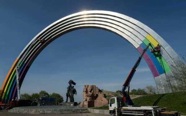 Голова Інституту нацпам’яті: з Арки дружби народів можна зробити "веселку" чи символ ЛГБТ
Голова Інституту нацпам’яті: з Арки дружби народів можна зробити "веселку" чи символ ЛГБТ
