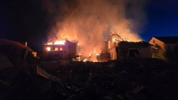 В Харькове после обстрела горели 3 дома: пострадали женщина и ребенок В Харькове после обстрела горели 3 дома: пострадали женщина и ребенок
