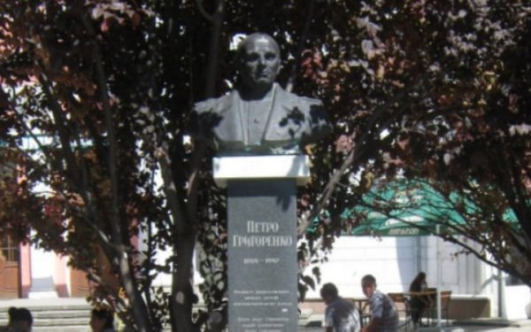 Російські окупанти знесли в Криму пам'ятник генералу-дисиденту Петру Григоренку
Російські окупанти знесли в Криму пам'ятник генералу-дисиденту Петру Григоренку