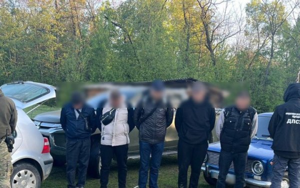 Поблизу кордону з Румунією затримали два автомобілі з порушниками
Поблизу кордону з Румунією затримали два автомобілі з порушниками