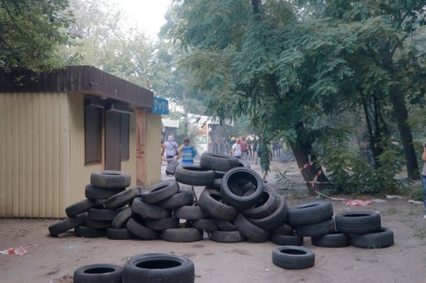В Днепре коммунальщиков, которые сносили МАФы, забросали камнями
