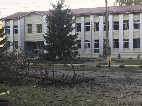 Нічна атака КАБами Золочева на Харківщині: пошкоджена ДЮСШ, поранена жінка
Нічна атака КАБами Золочева на Харківщині: пошкоджена ДЮСШ, поранена жінка