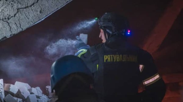 В Харькове снаряд попал в многоэтажку: один человек погиб, 12 пострадали, среди них ребенок В Харькове снаряд попал в многоэтажку: один человек погиб, 12 пострадали, среди них ребенок