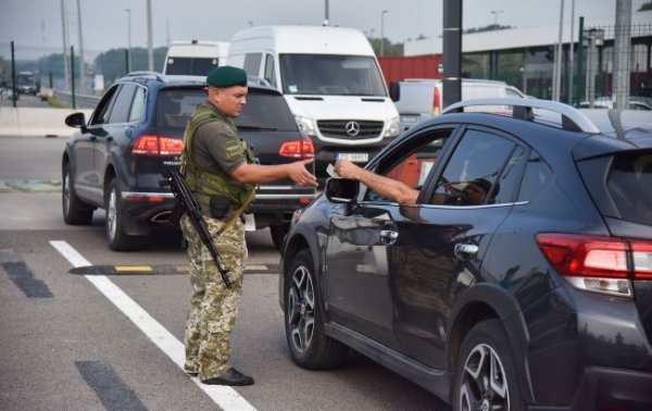 Обовʼязкова перевірка. Без яких документів чоловіків тепер не випустять за кордон
Обовʼязкова перевірка. Без яких документів чоловіків тепер не випустять за кордон