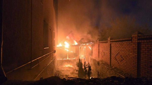 В Харькове после обстрела горели 3 дома: пострадали женщина и ребенок В Харькове после обстрела горели 3 дома: пострадали женщина и ребенок