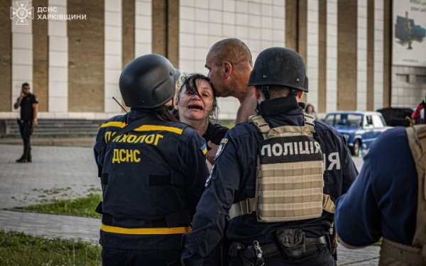 У Харкові після авіаудару загасили пожежу в "Епіцентрі", кількість жертв зростає (оновлено)
У Харкові після авіаудару загасили пожежу в "Епіцентрі", кількість жертв зростає (оновлено)