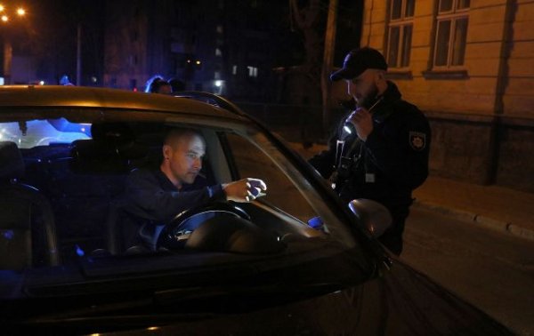 Чи можуть насправді вручати повістки на блокпостах: пояснення юриста
Чи можуть насправді вручати повістки на блокпостах: пояснення юриста