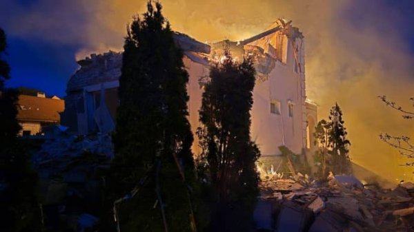 В Харькове после обстрела горели 3 дома: пострадали женщина и ребенок В Харькове после обстрела горели 3 дома: пострадали женщина и ребенок