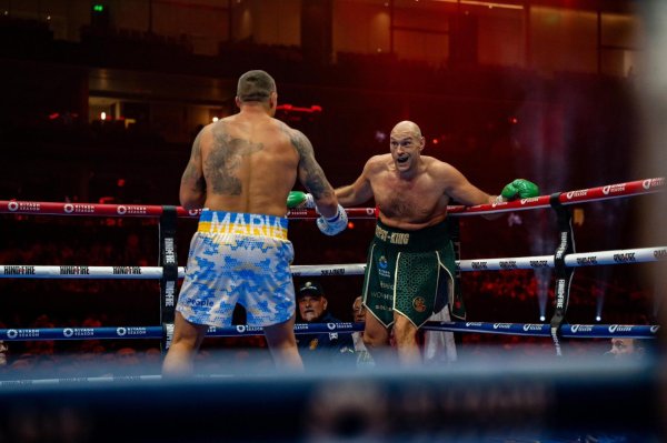 Усик переміг Ф'юрі та став абсолютним чемпіоном світу! Як минув бій століття: відео
Усик переміг Ф'юрі та став абсолютним чемпіоном світу! Як минув бій століття: відео