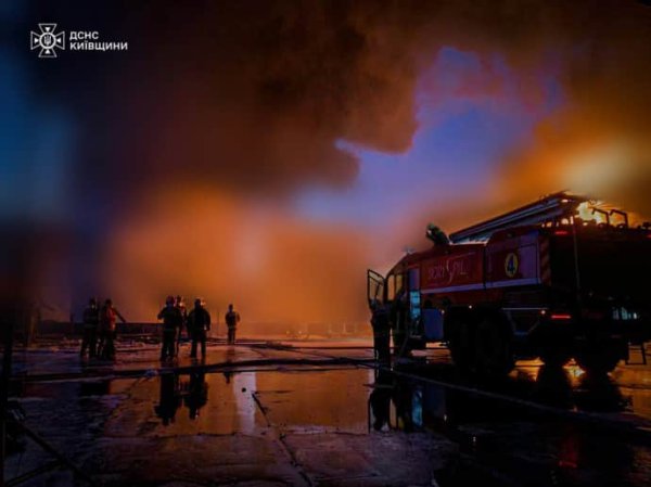 В Киевской области более 15 часов продолжается ликвидация пожара, возникшего из-за российской атаки В Киевской области более 15 часов продолжается ликвидация пожара, возникшего из-за российской атаки