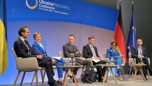 Пріцкер - у Берліні: США надають Україні $824 мільйони на підтримку енергетики Пріцкер - у Берліні: США надають Україні $824 мільйони на підтримку енергетики