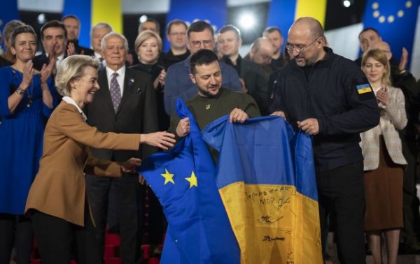 Єврокомісія рекомендує розпочати переговори з Україною про вступ
Єврокомісія рекомендує розпочати переговори з Україною про вступ