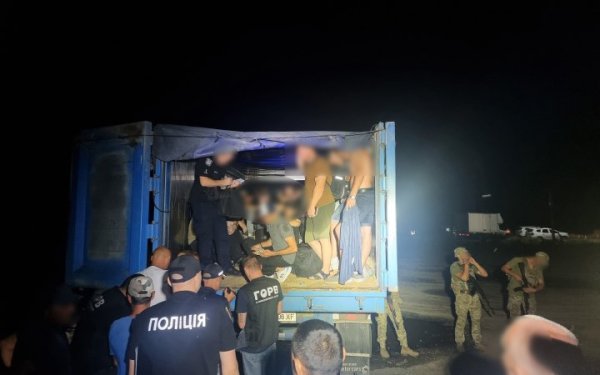 На Одещині зупинили зерновоз, який замість збіжжя перевозив 41 нелегала
На Одещині зупинили зерновоз, який замість збіжжя перевозив 41 нелегала