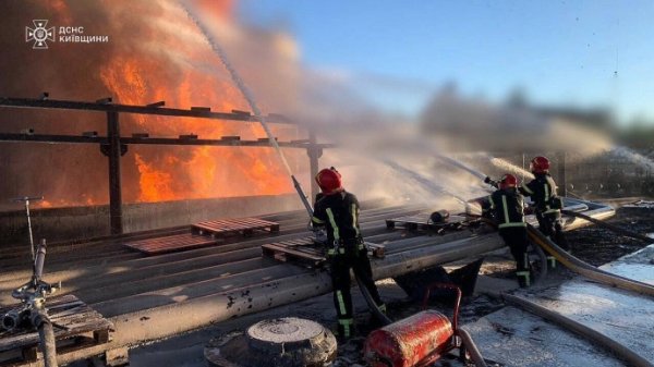 В Киевской области уже сутки тушат промышленный объект, вспыхнувший из-за атаки РФ В Киевской области уже сутки тушат промышленный объект, вспыхнувший из-за атаки РФ
