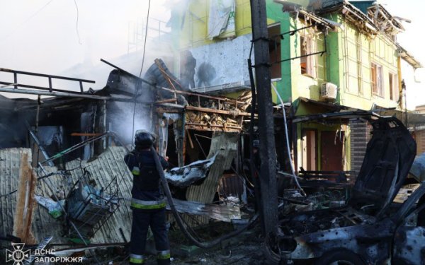 Рятувальники ліквідували наслідки удару по Вільнянську на Запоріжжі: загинуло 7 людей, 31 особа травмована
Рятувальники ліквідували наслідки удару по Вільнянську на Запоріжжі: загинуло 7 людей, 31 особа травмована