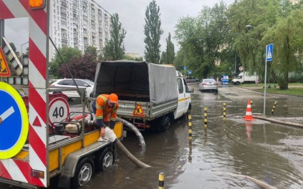 У Києві комунальники у посиленому режимі ліквідовують підтоплення
У Києві комунальники у посиленому режимі ліквідовують підтоплення