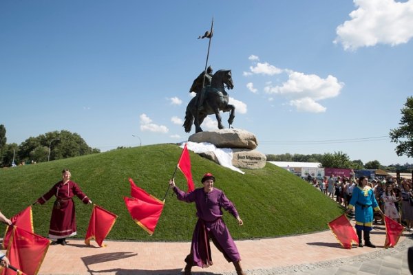 Кличко открыл памятник Илье Муромцу Кличко открыл памятник Илье Муромцу