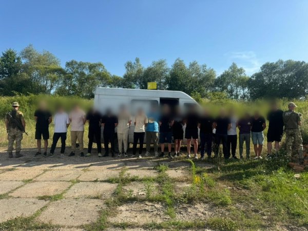 ДПСУ за 200 м від кордону затримала 17 ухилянтів. Вони заплатили від 3 до 12 тисяч доларів
ДПСУ за 200 м від кордону затримала 17 ухилянтів. Вони заплатили від 3 до 12 тисяч доларів