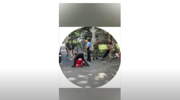В Одессе возле ТЦК подрались медики и военные В Одессе возле ТЦК подрались медики и военные