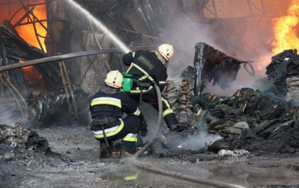 У Харкові масштабна пожежа: дим видно з різних частин міста (фото, відео)
У Харкові масштабна пожежа: дим видно з різних частин міста (фото, відео)
