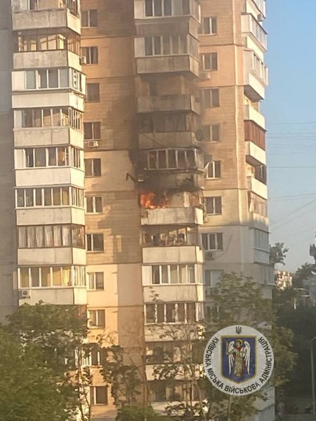 Росія випустила ракети на Київ. Уламки пошкодили багатоповерхівку
Росія випустила ракети на Київ. Уламки пошкодили багатоповерхівку