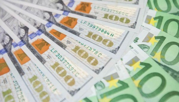 Мосбіржа зупиняє торги доларом та євро після санкцій США Мосбіржа зупиняє торги доларом та євро після санкцій США